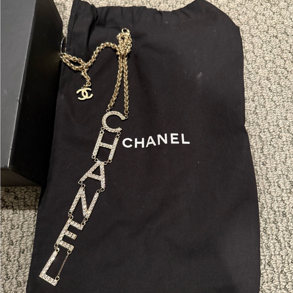 Chanel Crystal logo neckace stunning